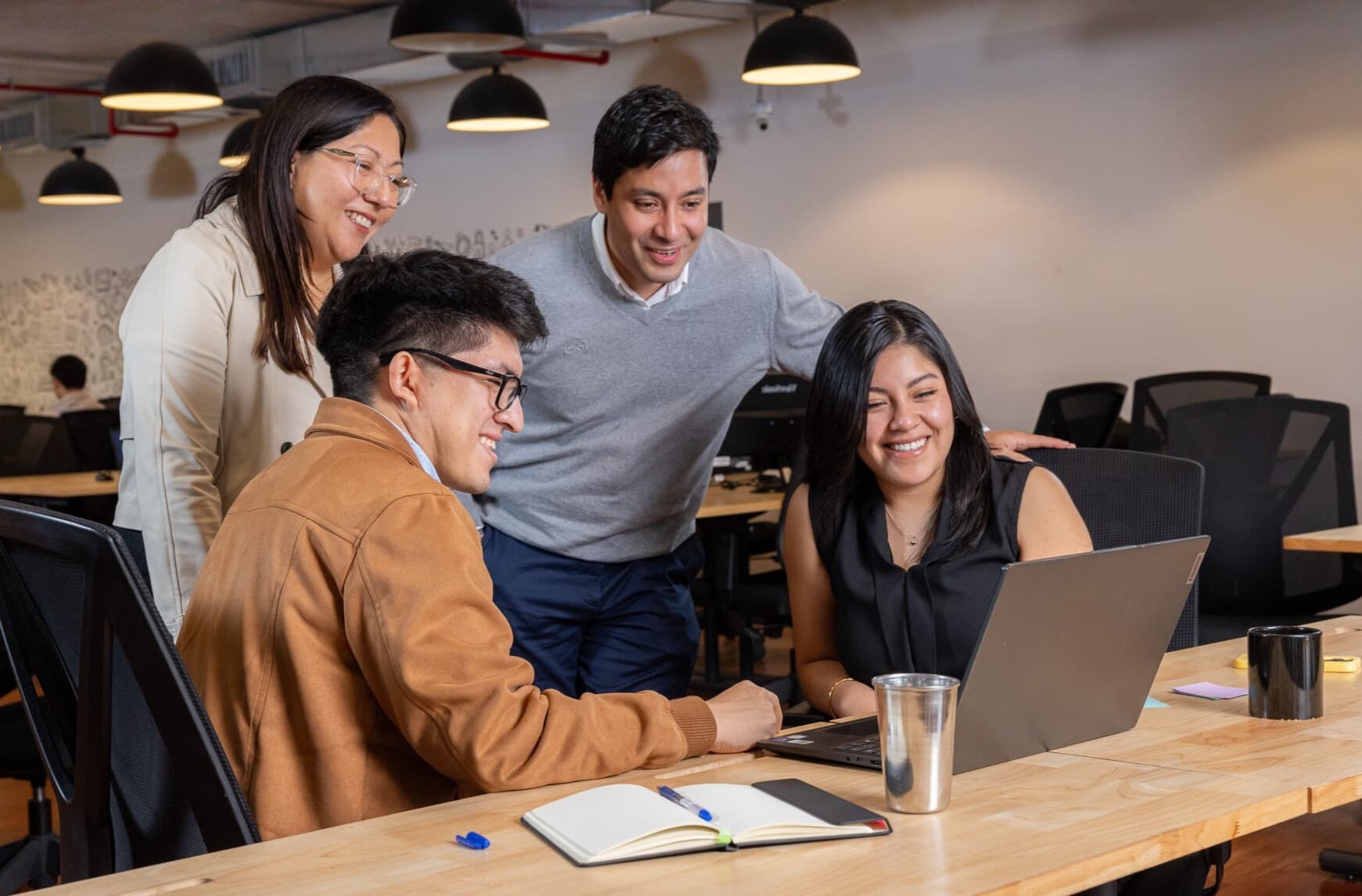 consultores y analistas de attach group observando resultados