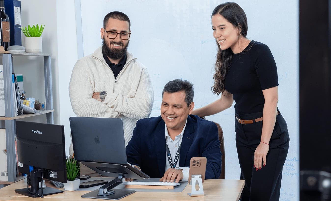 consultores de attach group analizando data