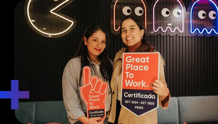 analistas de attach group gestionando clientes