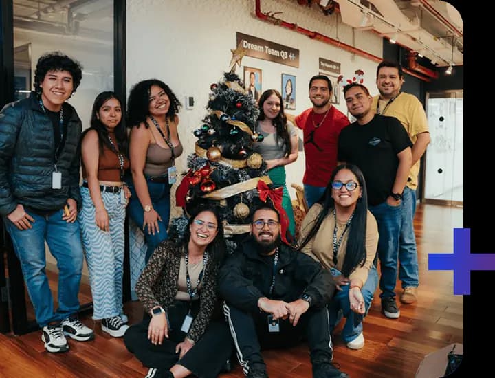 consultores y analistas de attach group observando resultados