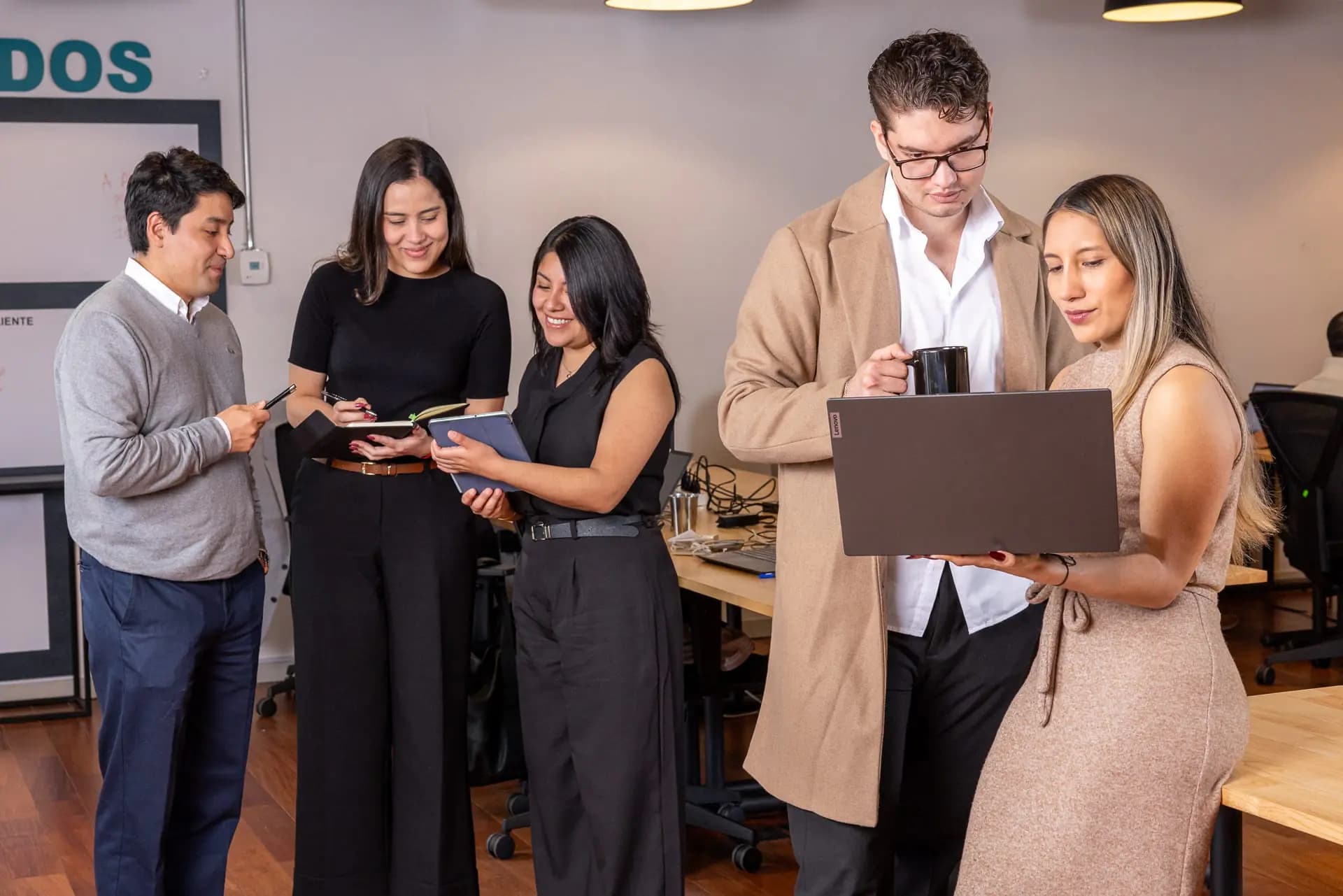 consultores y analistas de attach group