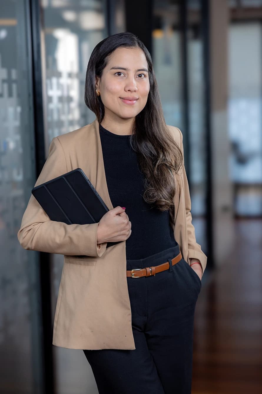 consultora experta de attach group