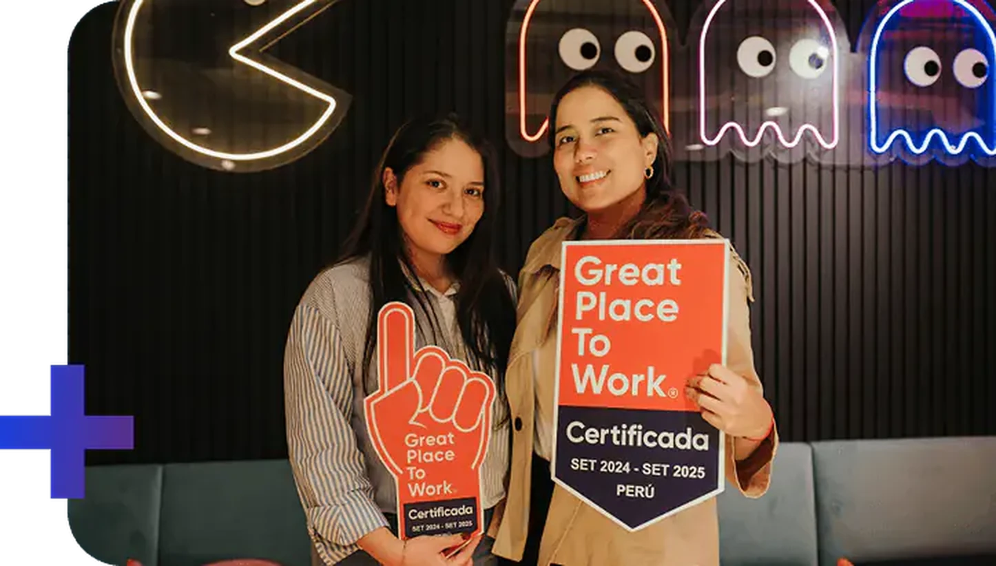 analistas de attach group gestionando clientes