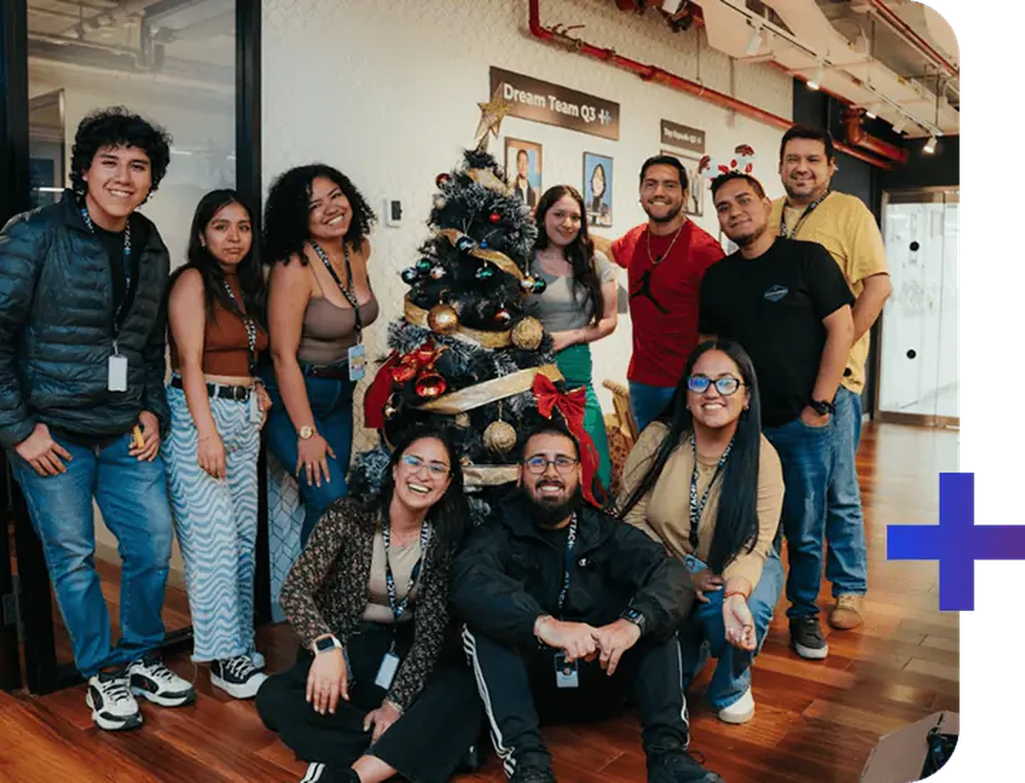 consultores y analistas de attach group observando resultados