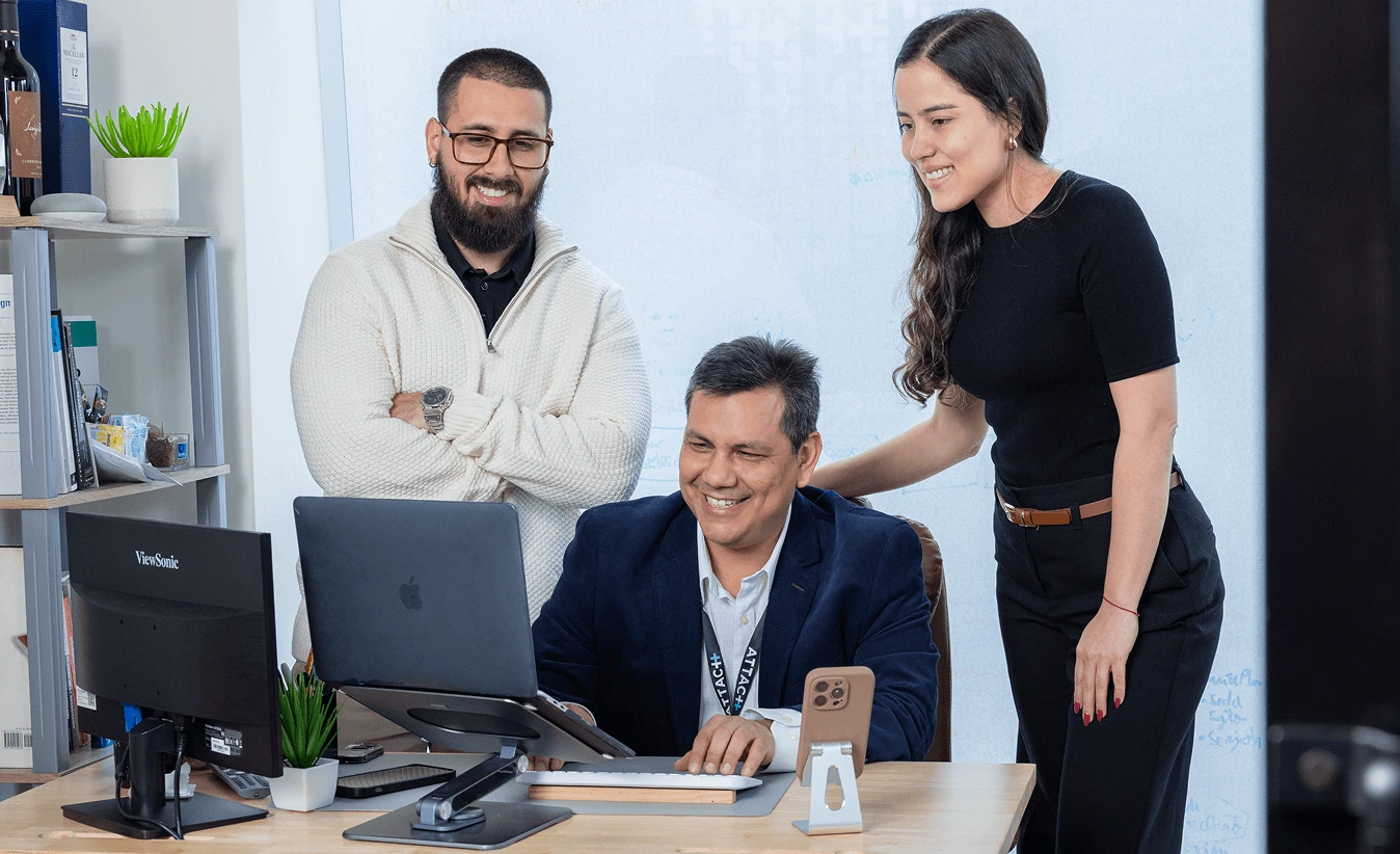 consultores de attach group analizando data