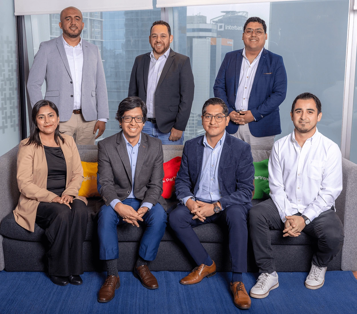 Nosotros líderes y equipo de trabajo de attach group